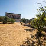 Un varco ci permette di accedere all�interno del terreno e di avvicinarci alla base della struttura realizzata su progetto di Luigi Castellucci, considerato uno dei massimi esponenti dell�architettura meridionale dell�epoca